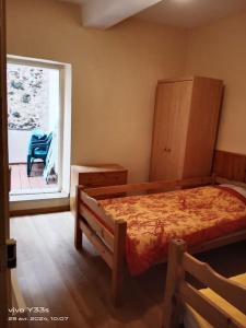- une chambre avec un lit et une fenêtre dans l'établissement T3-HELTYMIE-terrasse-4 pers-idéal famille-parking gratuit-5 min des plages, à Portiragnes