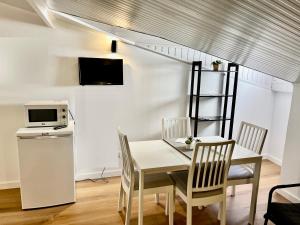 a kitchen and dining room with a table and chairs at Bairro Alto - Apartamento in Lisbon