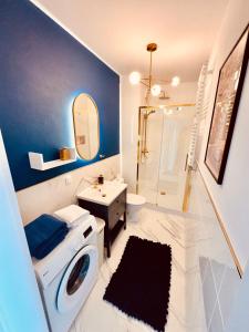 La salle de bains est pourvue de toilettes, d'un lavabo et d'une douche. dans l'établissement Apartament Lazurowa, à Varsovie