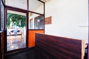 un ingresso a un ristorante con porta in legno di Collection O 67511 Golden Park a Proddatūr