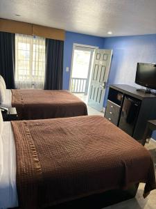 Un pat sau paturi într-o cameră la The Monterey Fireplace Inn