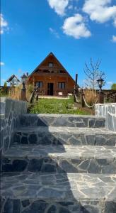 ein Haus mit Steintreppen vor einem Haus in der Unterkunft Vikendica u blizini Beograda - A Frame in Veliki Borak