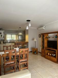 a kitchen and living room with a table and chairs at Casa Aurora in Olavarría