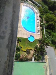 an overhead view of a large swimming pool at Acogedor apartamento con piscina - Bleu Marine Suites in La Guaira