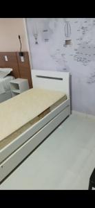 uma cozinha com um balcão branco e uma gaveta em VISION Flat Particular Varanda Garagem Piscina Academia em Brasília