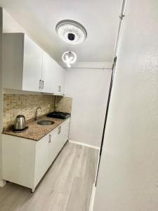 A kitchen or kitchenette at EYM Apart Hotel Nişantaşı