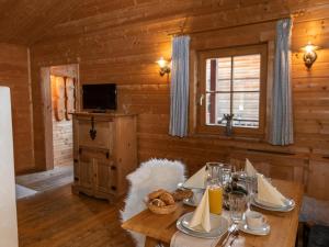 ein Esszimmer mit einem Tisch in einer Hütte in der Unterkunft Uriges Chalet 1 in Grafenweg