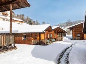 ein Blockhaus im Schnee in der Unterkunft Uriges Chalet 1 in Grafenweg