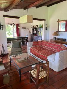 ein Wohnzimmer mit einem Sofa und einem Tisch in der Unterkunft Chacra El Talero in Saladillo