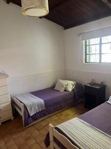 1 Schlafzimmer mit 2 Betten und einem Fenster in der Unterkunft Chacra El Talero in Saladillo