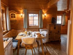 ein Esszimmer mit einem Tisch in einer Hütte in der Unterkunft Urige Doppelhaushälfte 6 und 7 in Grafenweg