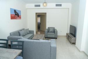 - un salon avec deux canapés et une télévision dans l'établissement مجمع الحدائق, à Amman