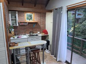 uma pequena cozinha com um lavatório e um balcão em SEA LODGE ALGARROBO em Algarrobo
