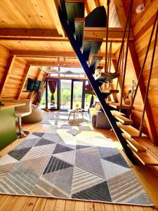 un soggiorno con tappeto geometrico sul pavimento di Sunny A Frame in National Park Fruska Gora - Vrdnik a Vrdnik
