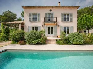 une maison avec une piscine en face d'une maison dans l'établissement La Bastide rose, à Salernes