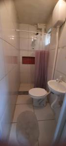 een kleine badkamer met een toilet en een wastafel bij kitnet Bela Vista in Maricá