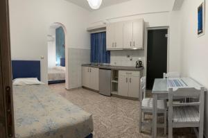 Habitación con cocina, cama y mesa. en Villa Ilios en Fira