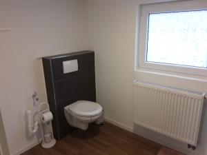 ゲルスフェルトにあるFerienwohnung 85 , Gersfeld Rhön , Ortsmitte , frisch saniert , Gästehaus Mierdelのトイレと窓のあるバスルーム +8枚の写真