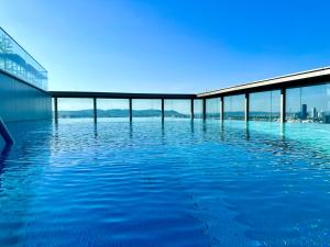 维也纳Luxury Penthouse I Rooftop Pool I Self Check-in的建筑物侧面的游泳池
