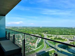 Luxury Penthouse I Rooftop Pool I Self Check-in的阳台或露台