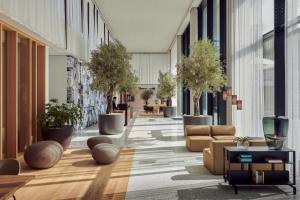 维也纳Luxury Penthouse I Rooftop Pool I Self Check-in的 ⁇ 染大堂树木和沙发