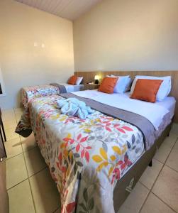 2 Betten nebeneinander in einem Zimmer in der Unterkunft Malta Hotel in Ilha Solteira