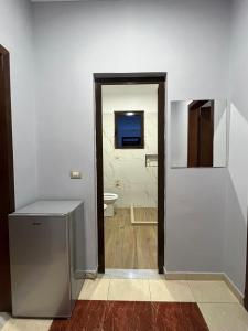 Camera con bagno e servizi igienici interni. di Hotel Silvio a Fier