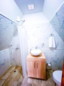 Glamping Chalet Deluxe cerca al centro de Villa de Leyva - By Serena Morena的一间浴室