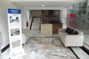 sala de estar con suelo de mármol y sofá en HOTEL LUXOTEL PISCO, en Pisco