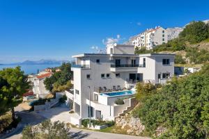 una casa su una collina con piscina di Family friendly apartments with a swimming pool Podgora, Makarska - 11937 a Podgora