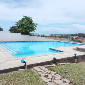 een groot zwembad met blauw water bij Luxury 2-story retreat with private pool in Bilene beach in Macia