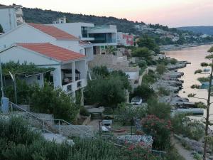 Blick auf eine Stadt mit Fluss und Häusern in der Unterkunft Seaside holiday house Sevid, Trogir - 23061 in Sevid