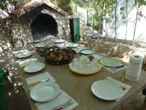 einen Tisch mit Speisen und einen Kamin in der Unterkunft Seaside holiday house Sevid, Trogir - 23061 in Sevid + 7 Fotos