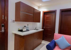 Kuchyň nebo kuchyňský kout v ubytování Wow Hotel Jeddah