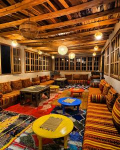 un grand salon avec des canapés et une table dans l'établissement Riad Atlas Dreams Imlil, à Imlil