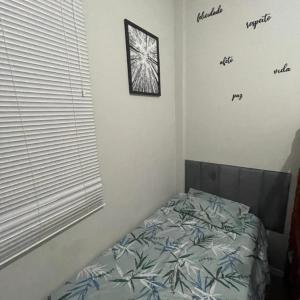 Cama ou camas em um quarto em Apartamento na Praia do Forte em Cabo Frio apto N113