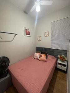 Cama ou camas em um quarto em Apartamento na Praia do Forte em Cabo Frio apto N113