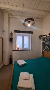 Habitación con mesa verde y ventana en Holiday Home Celsus 84 en Palermo