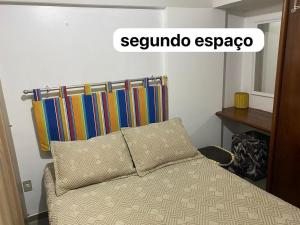 1 dormitorio con cama con almohada y ventana en Ponta Verde com Manobrista, lavadora de Roupas, Wi-fi - Apto 405, en Maceió