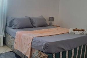 A bed or beds in a room at Mendes Homestay - B&B In The Heart Of Praia Ext