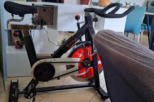 una bicicleta estacionada en una habitación con una silla en Mendes Homestay - B&B In The Heart Of Praia Ext en Praia