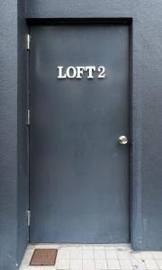 福岡市にあるFlower Base Lily Houseの青い扉
