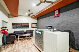 vestíbulo con sala de espera con mesa y sillas en Palette - JPS Residency, en Gurgaon