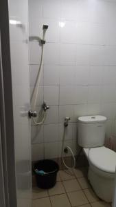 een badkamer met een douche en een toilet. bij King's Property in Jakarta