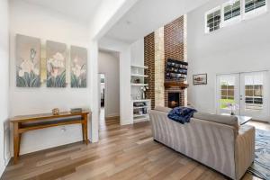 Posezení v ubytování Lakeview Oasis Home with Spa