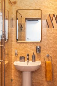 W łazience znajduje się umywalka i lustro. w obiekcie Stylish 2-bed Apartment Spintex w mieście Kwedonu
