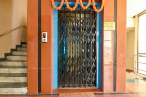 una puerta en un edificio con una escalera en la parte delantera en OYO Hotel Bommana Residency en Rajahmundry