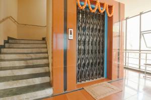 una escalera en un edificio con una pared de metal en OYO Hotel Bommana Residency en Rajahmundry