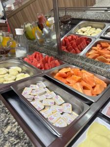 un buffet con muchos tipos diferentes de frutas y hortalizas en Hotel Internacional São Paulo, en São Paulo