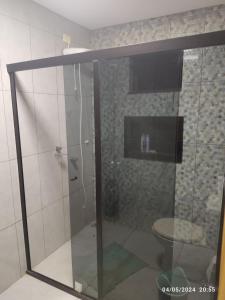 uma cabina de duche em vidro numa casa de banho com WC em MEDPY HOSTEL em Pedro Juan Caballero